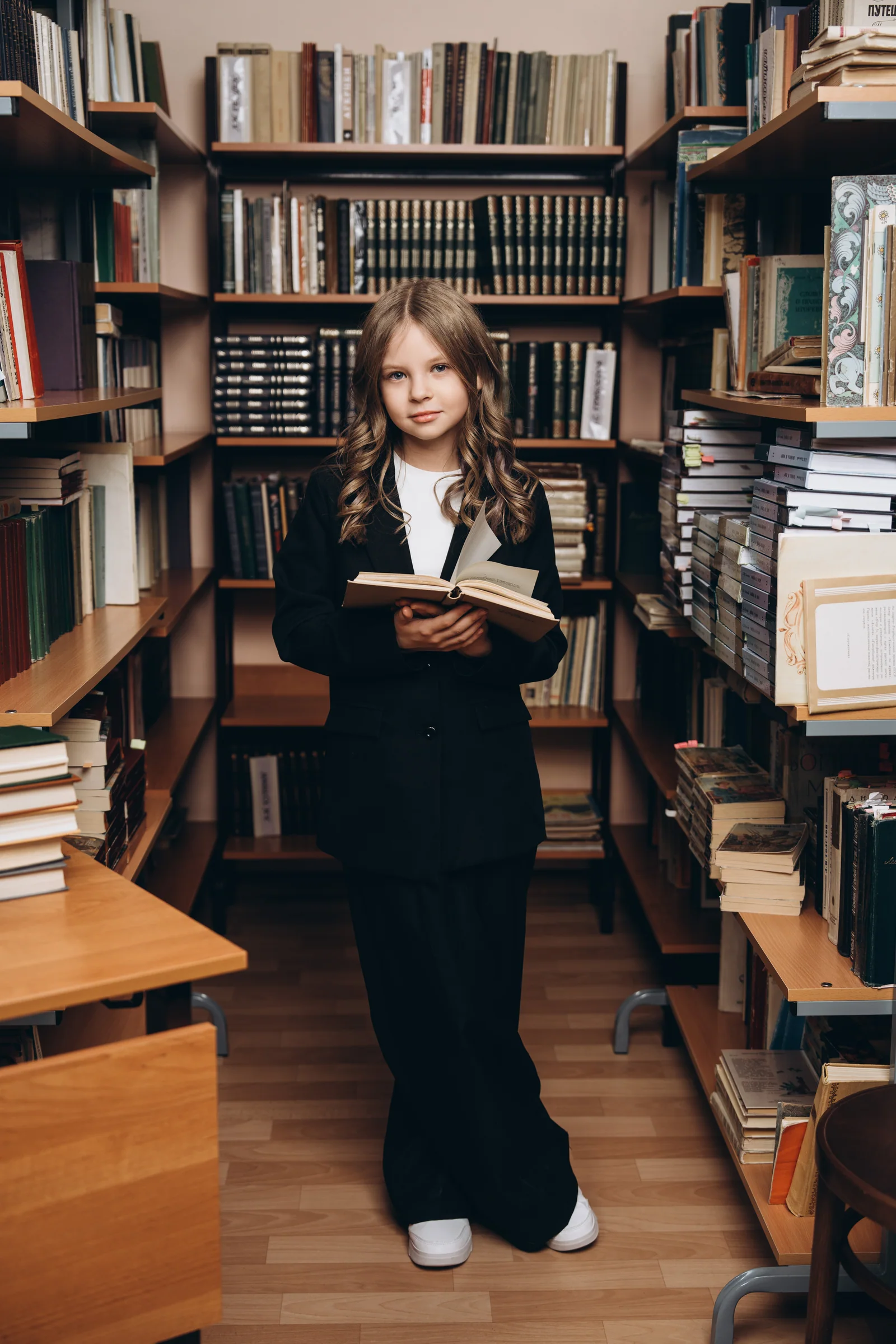 Лера с книгой в библиотеке